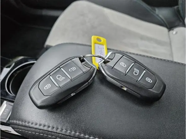 Peugeot e-2008 50 kWh GT 17