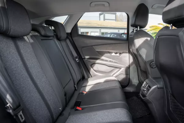 Peugeot 3008 1.5 BlueHDi Allure Pack EAT8 26