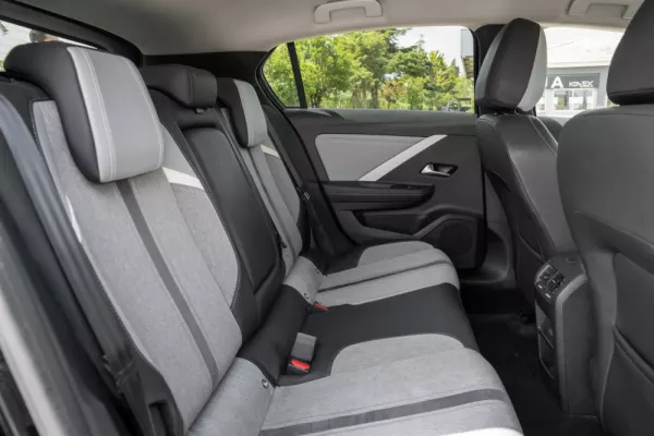 Opel Astra 1.5 D Elegance 18