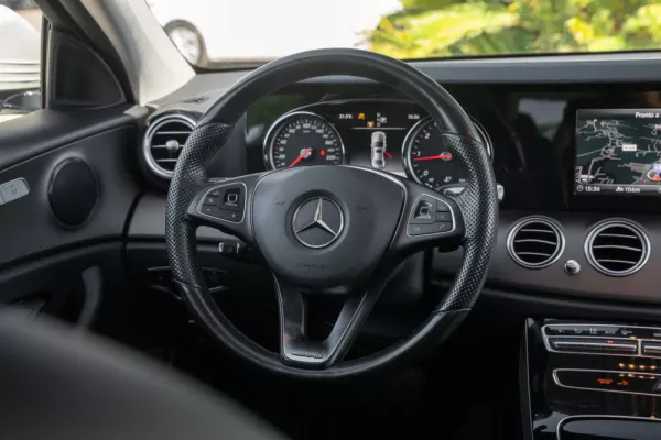 Mercedes-Benz E 220 d AMG 12