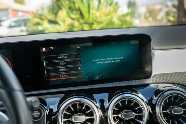 Mercedes-Benz A 250 Limousine e AMG Line 10