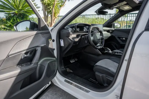 Peugeot e-2008 50 kWh GT 20