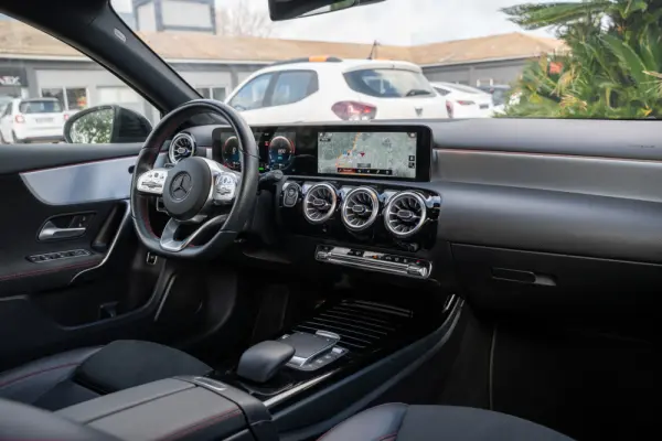 Mercedes-Benz A 250 Limousine e AMG Line 19