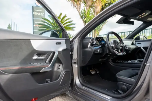 Mercedes-Benz A 250 Limousine e AMG Line 17