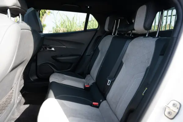 Peugeot e-2008 50 kWh GT 23