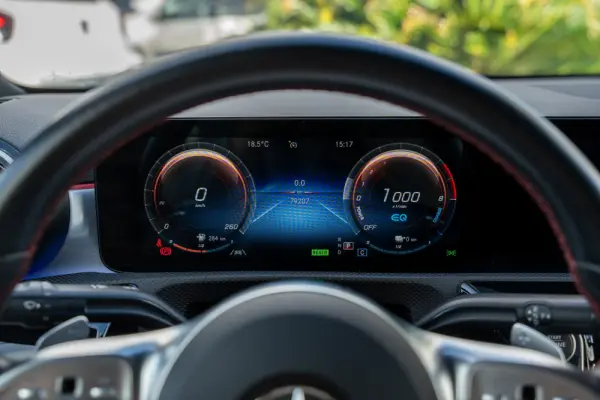 Mercedes-Benz A 250 Limousine e AMG Line 8