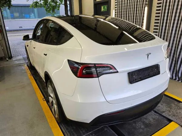 Tesla Model Y Long Range Dual Motor AWD 6
