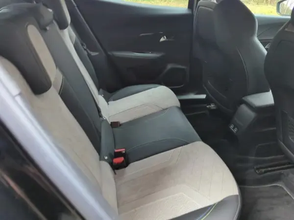 Peugeot e-2008 50 kWh GT 11