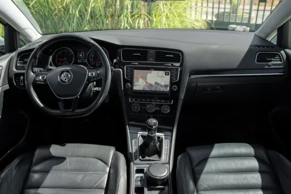 Volkswagen Golf 1.6 TDi Highline 8