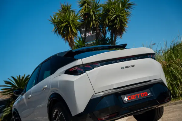 Peugeot E-3008 73 kWh GT 12