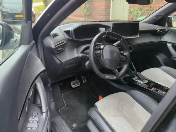 Peugeot e-2008 50 kWh GT 10