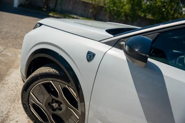 Peugeot E-3008 73 kWh GT 7
