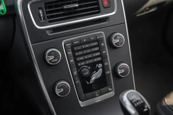 Volvo V60 2.0 D2 Momentum 12