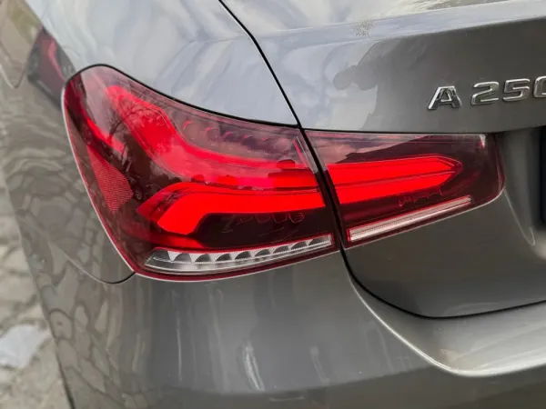 Mercedes-Benz A 250 Limousine e AMG Line 7