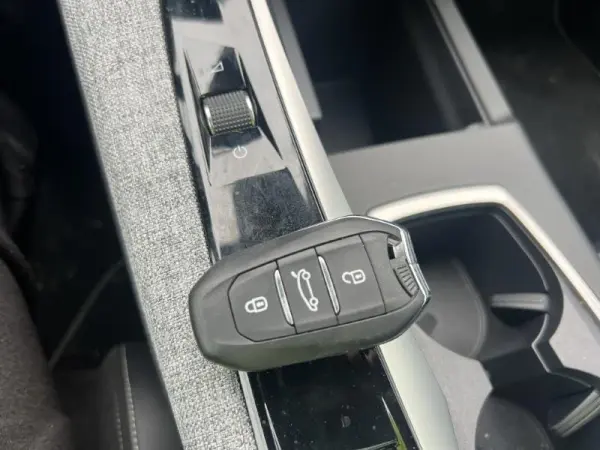 Peugeot E-3008 73 kWh GT 12