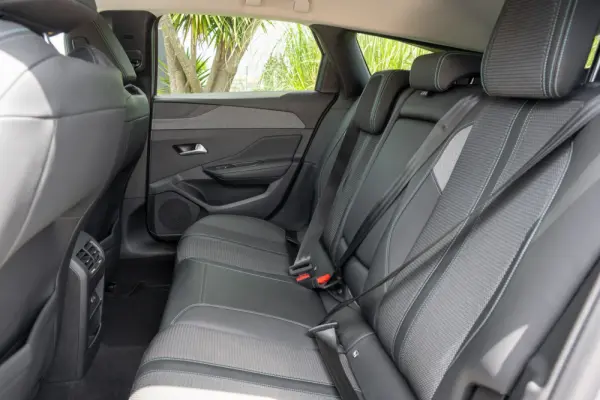 Peugeot 308 SW 1.6 Hybrid Allure e-EAT8 26