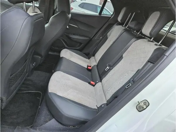 Peugeot e-2008 50 kWh GT 14