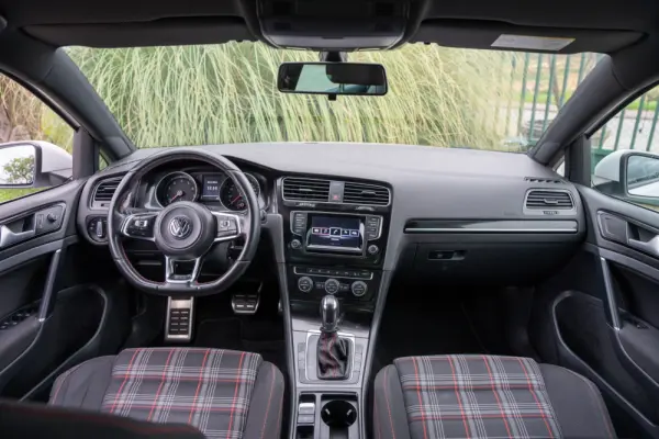 Volkswagen Golf 2.0 TSi R20 DSG 9