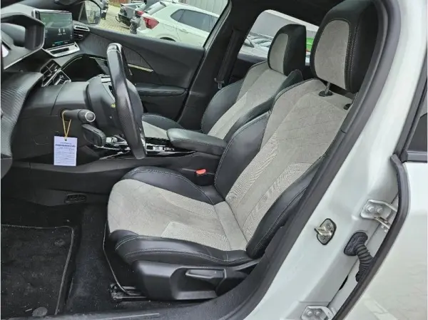 Peugeot e-2008 50 kWh GT 13