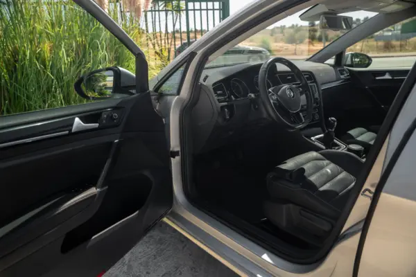 Volkswagen Golf 1.6 TDi Highline 14