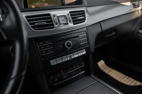 Mercedes-Benz E 300 Bluetec Hybrid Avantgarde 17
