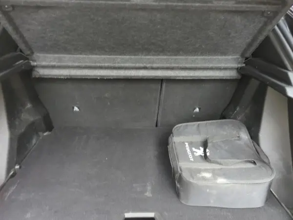 Peugeot e-2008 50 kWh GT 12