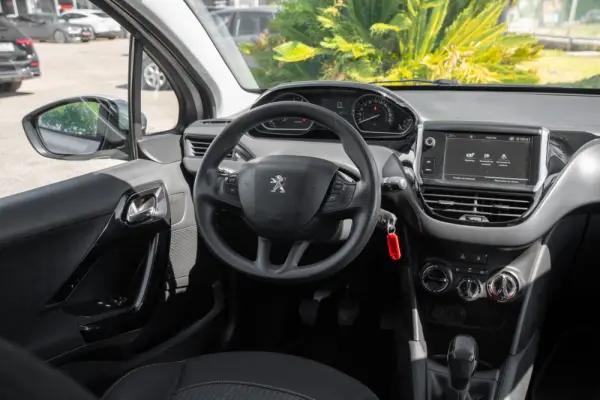 Peugeot 208 1.2 PureTech Allure 9