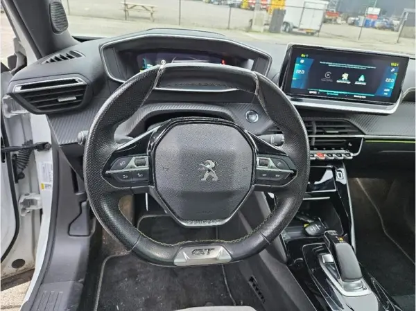 Peugeot e-2008 50 kWh GT 8