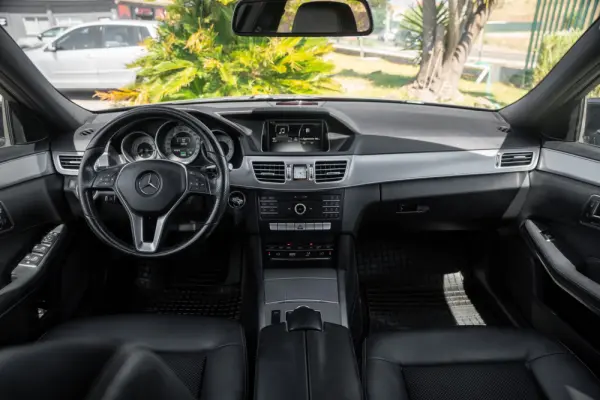 Mercedes-Benz E 300 Bluetec Hybrid Avantgarde 11