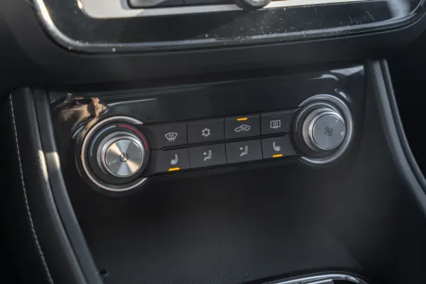 MG ZS EV 44.5 kWh Luxury 12