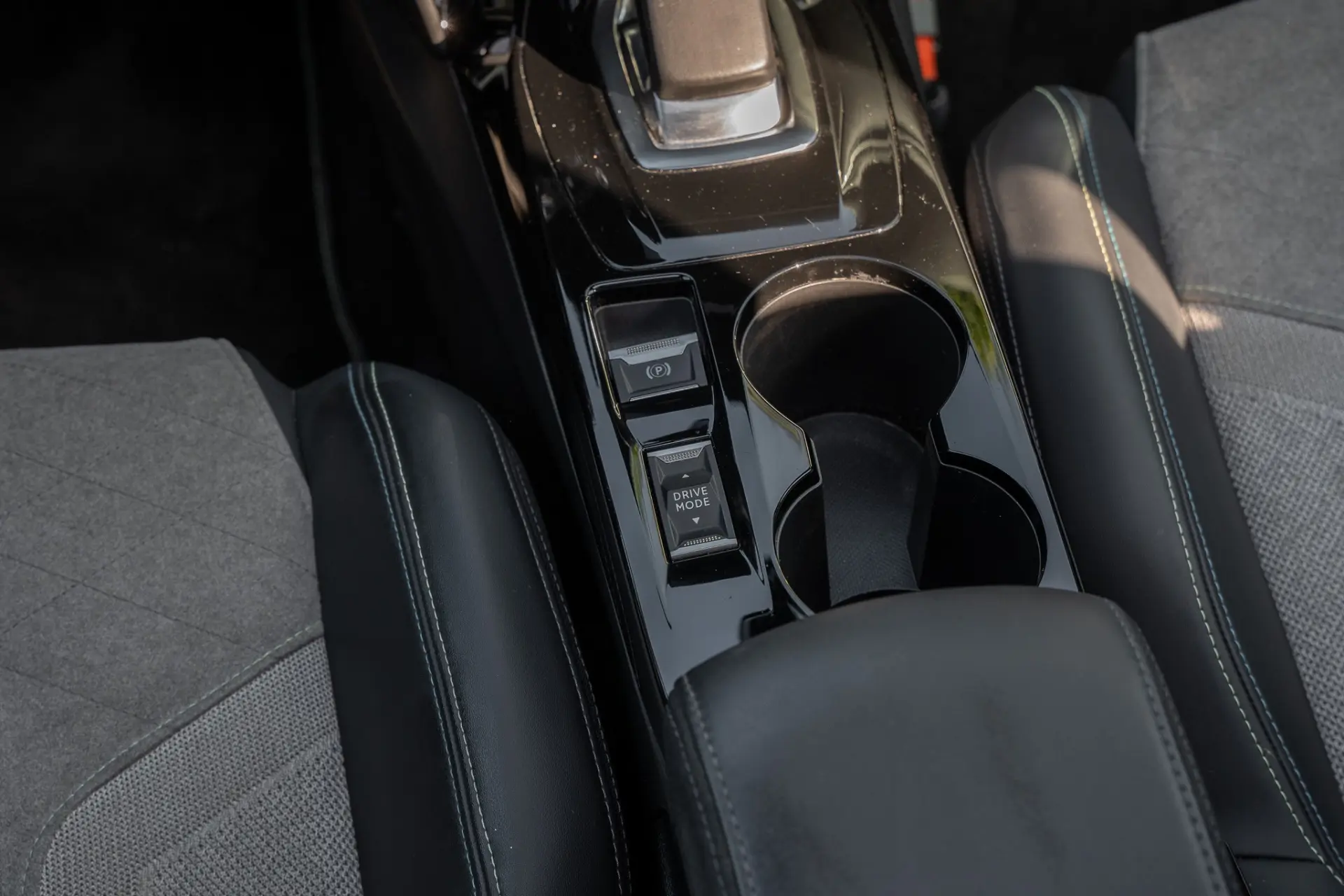 Peugeot e-2008 50 kWh GT 17