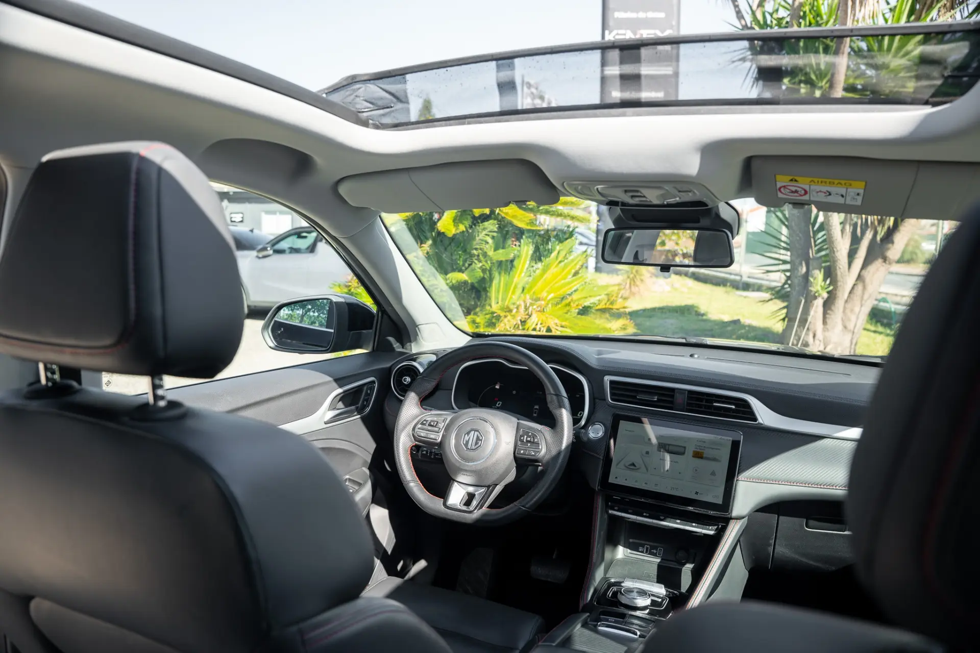MG ZS Standard Luxury 12