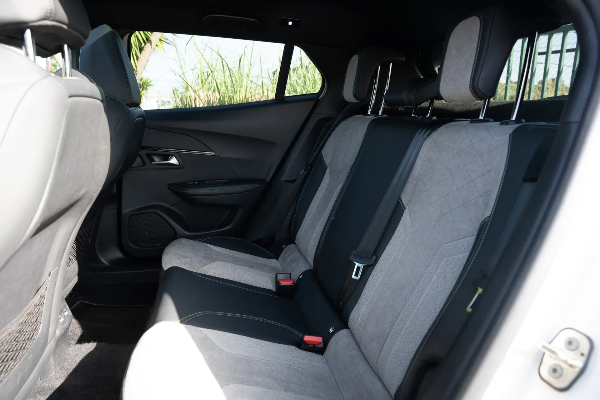 Peugeot e-2008 50 kWh GT 23