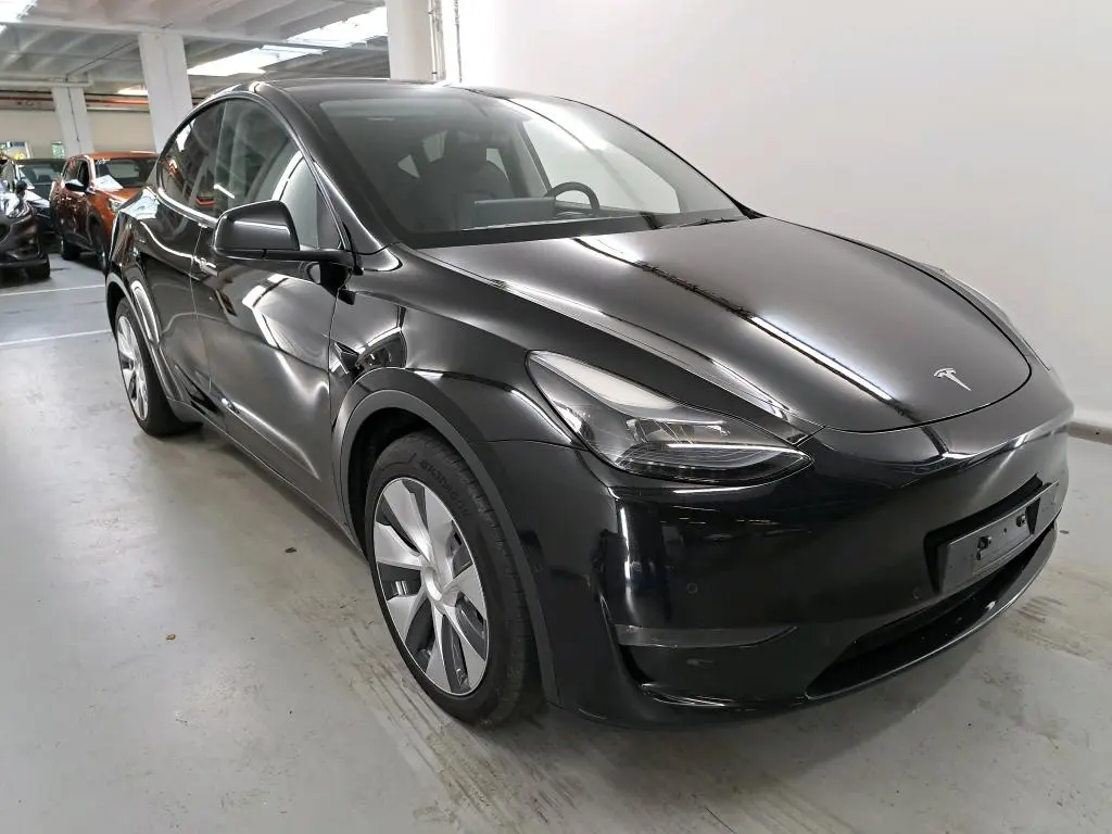 Tesla Model Y Long Range Dual Motor AWD 3
