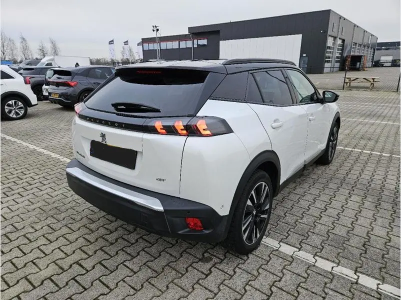 Peugeot e-2008 50 kWh GT 5