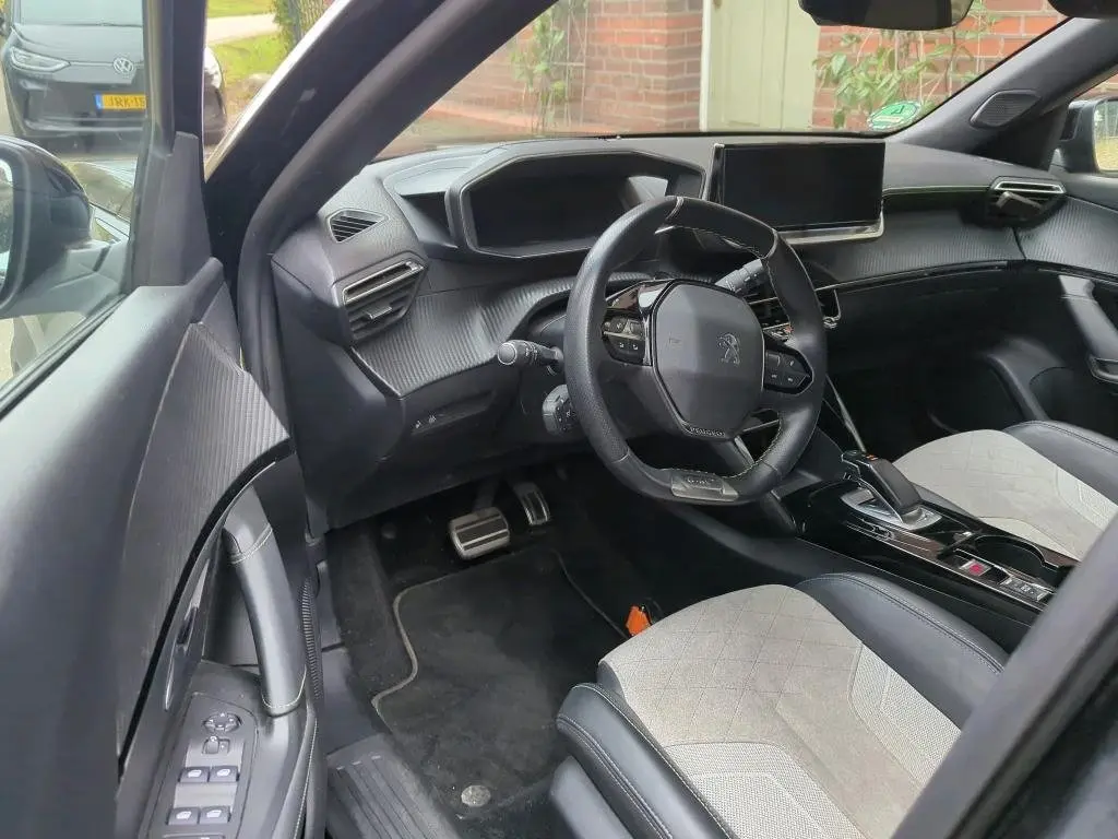 Peugeot e-2008 50 kWh GT 10