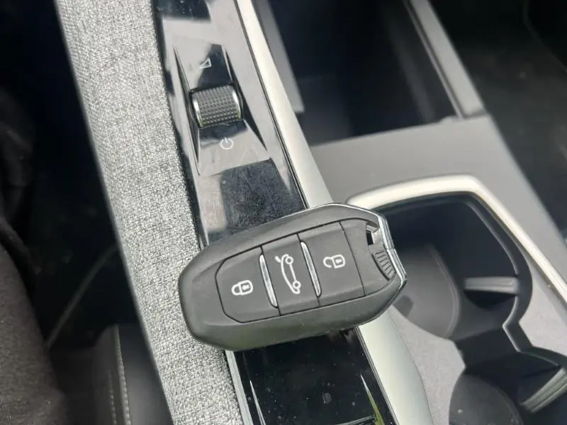 Peugeot E-3008 73 kWh GT 12