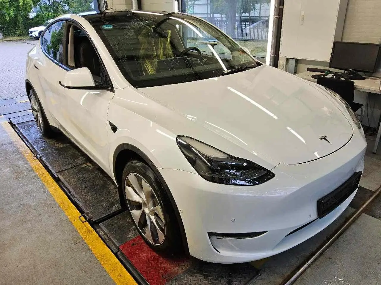 Tesla Model Y Long Range Dual Motor AWD 3