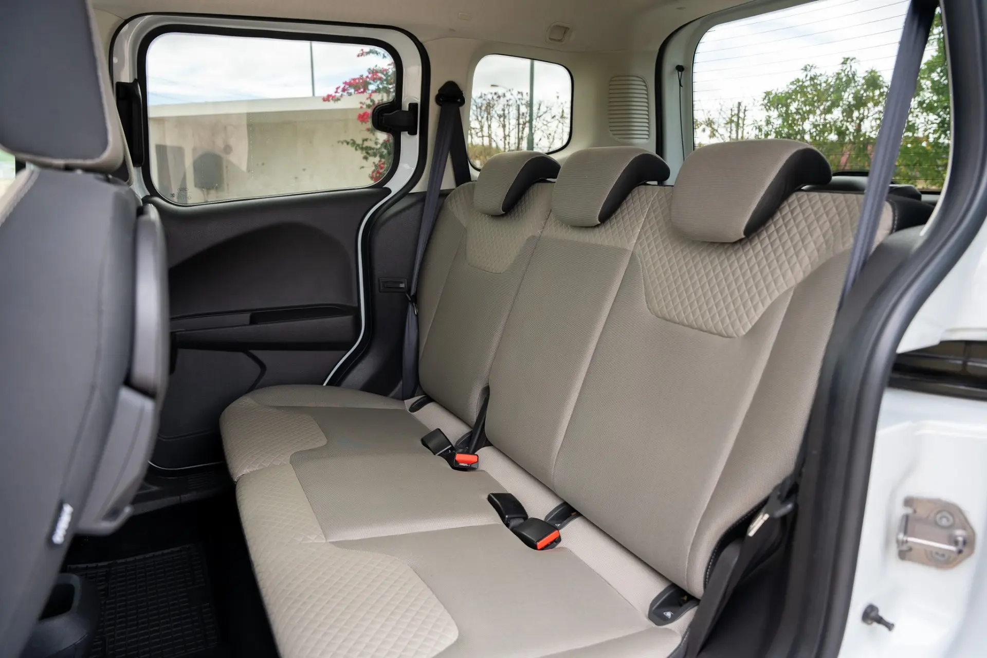 Ford Tourneo Courier 1.0 EcoBoost Ambiente 15