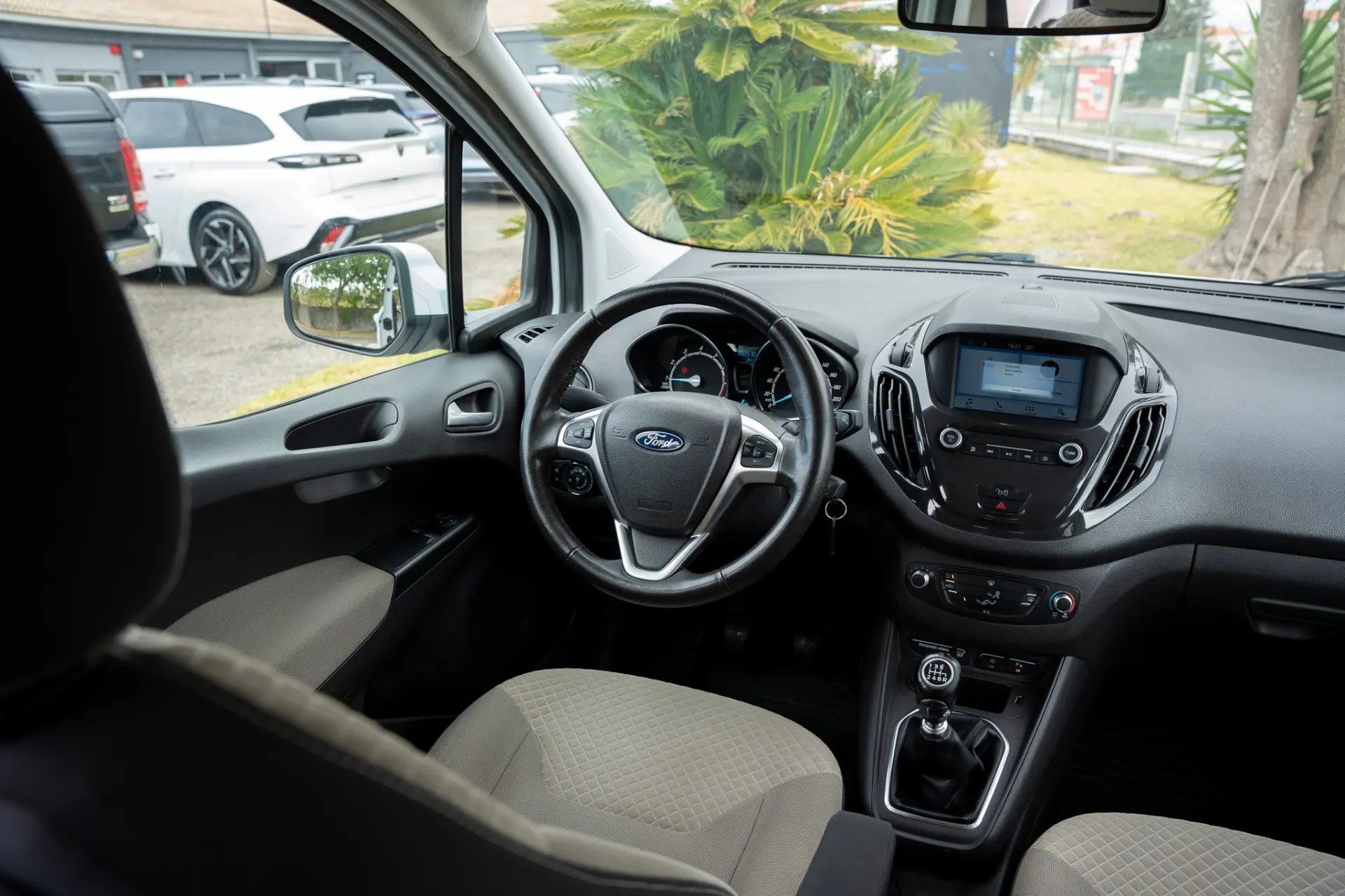 Ford Tourneo Courier 1.0 EcoBoost Ambiente 9