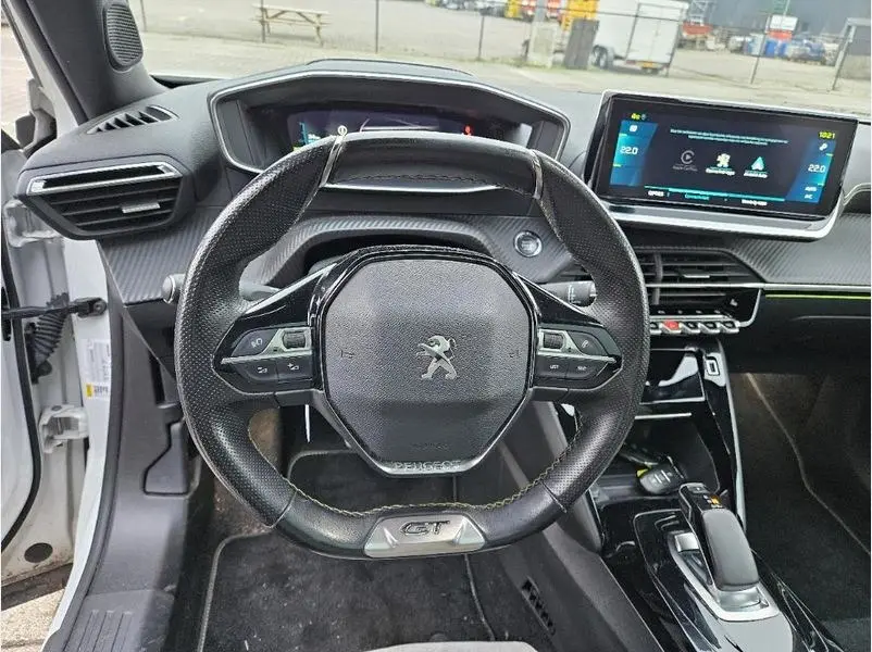 Peugeot e-2008 50 kWh GT 8