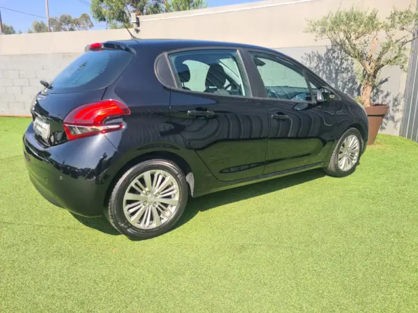 Peugeot 208 1.2 PureTech Signature 3