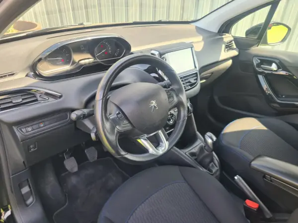 Peugeot 208 1.2 PureTech Signature 5