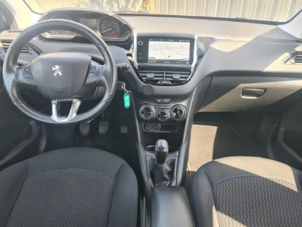 Peugeot 208 1.2 PureTech Signature 6