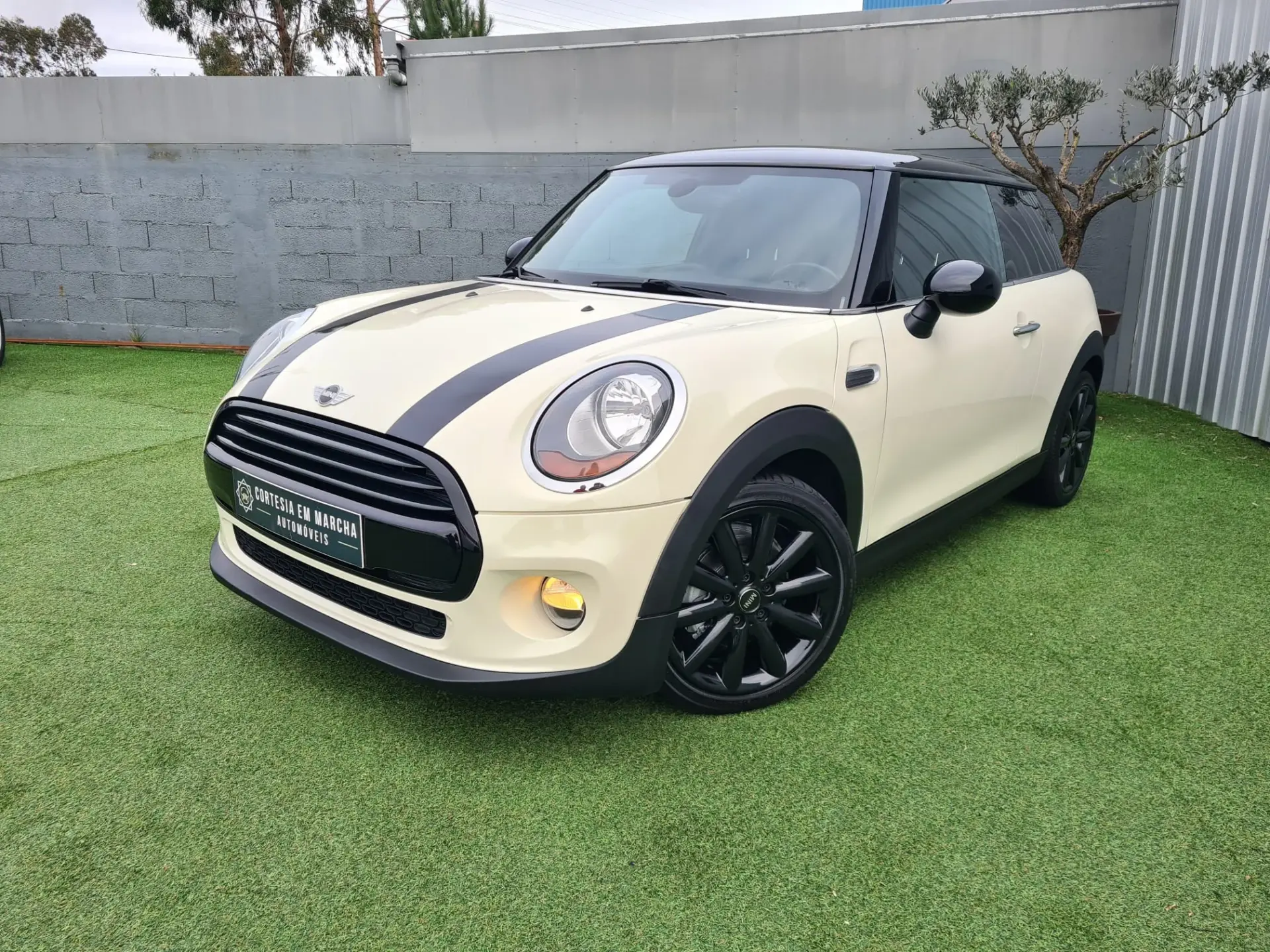 MINI 3 Portas Cooper D Auto 1