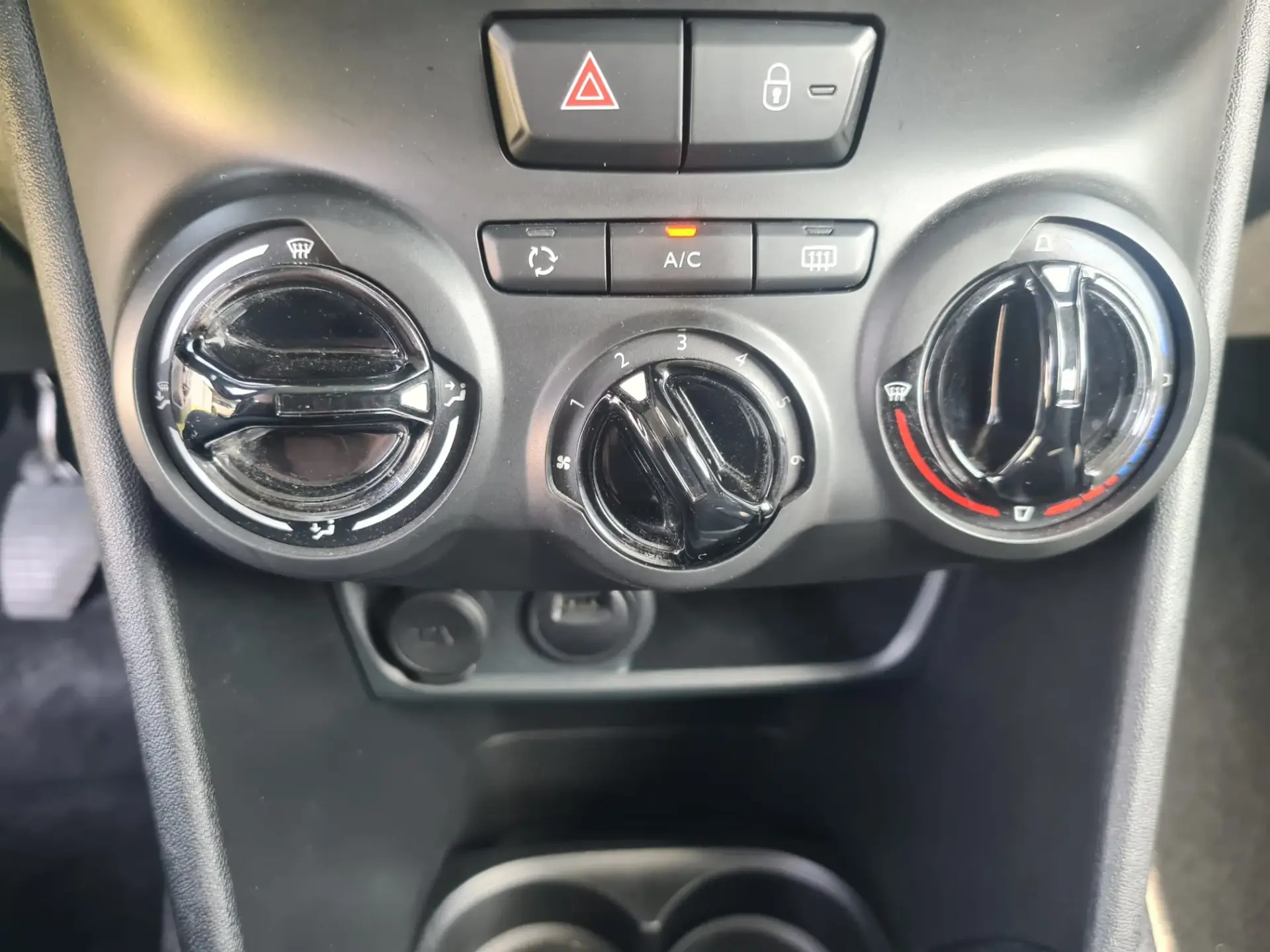 Peugeot 208 1.2 PureTech Signature 8