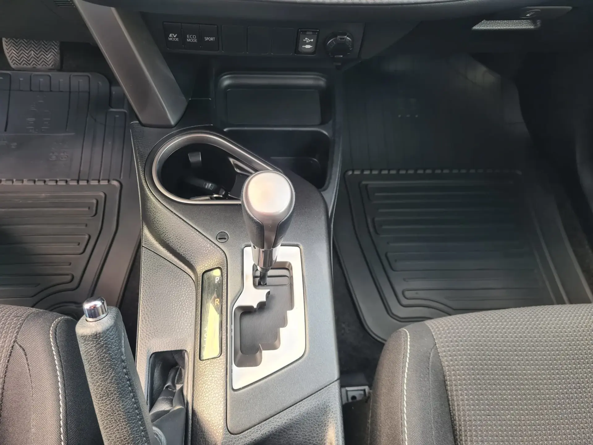 Toyota RAV4 2.5 Hybrid Pure Dark 4x2 9