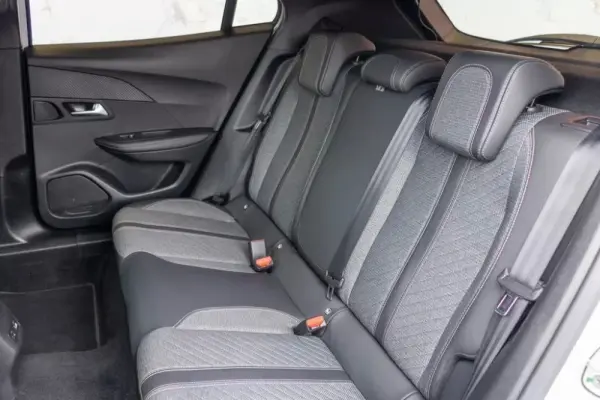 Peugeot 2008 1.2 PureTech Allure Pack EAT8 23