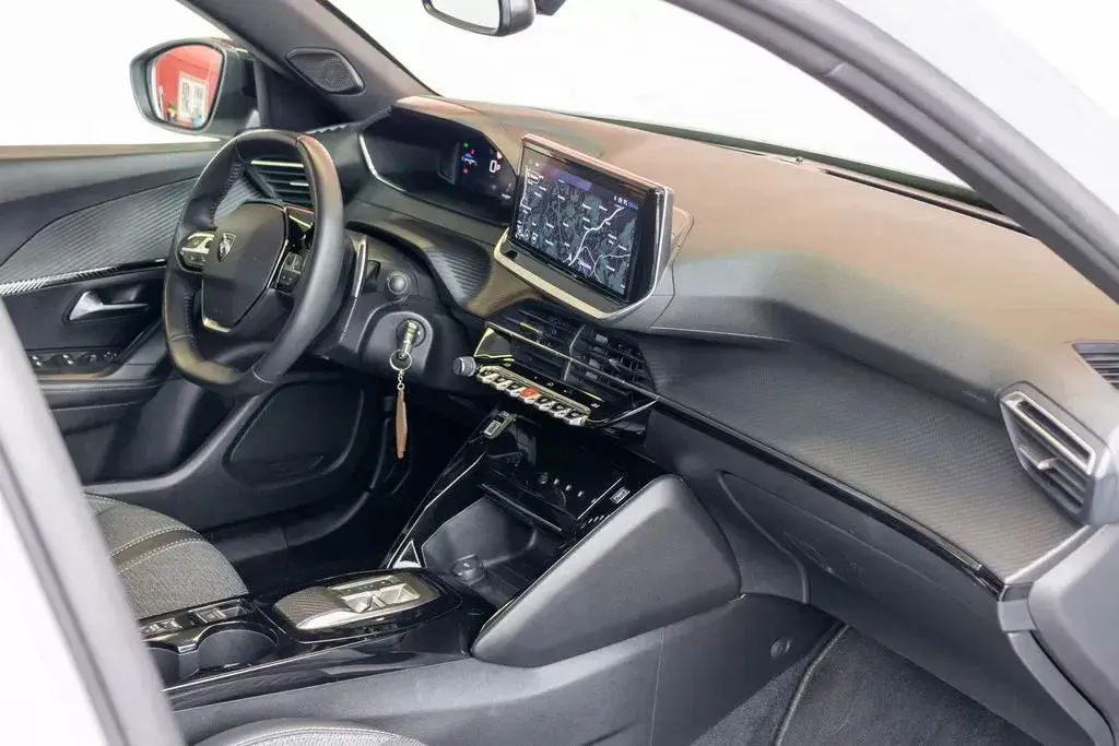 Peugeot 2008 1.2 PureTech Allure Pack EAT8 21