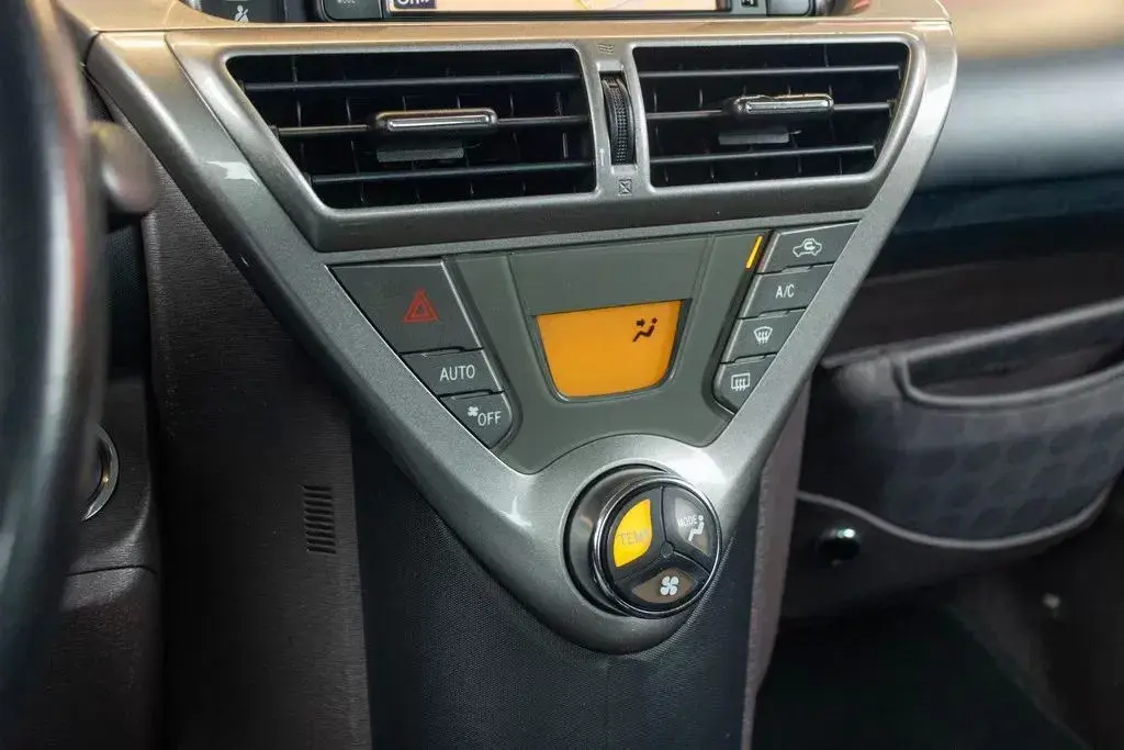 Toyota iQ 1.0 VVT-i 2 EP+NAVI+Bluetooth 9